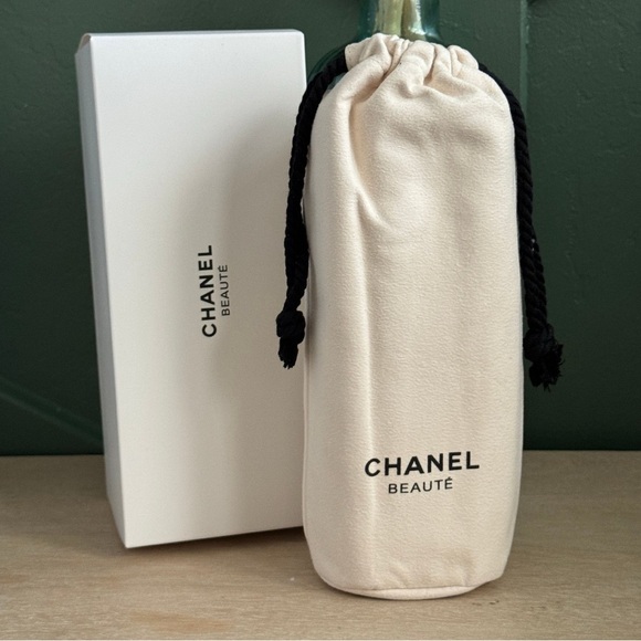 Ivory Throw with Black Emblem - Picture 2 of 10